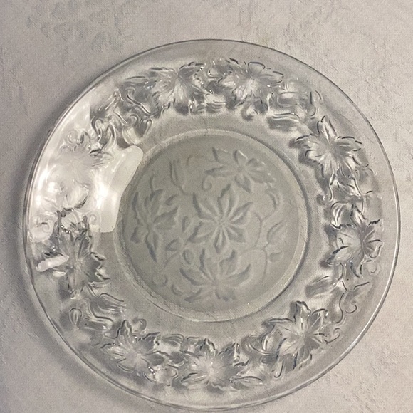 Princess House FANTASIA Poinsettia Embossed Crystal 8" plates - Picture 3 of 3